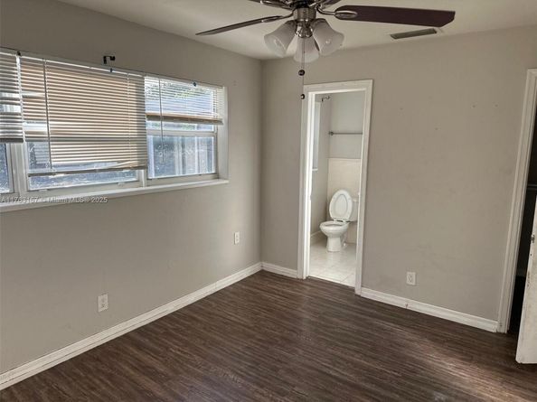 518 Crescent Dr, Lake Park FL 33403