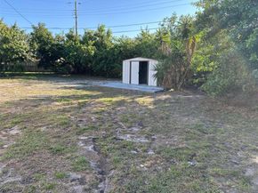 518 Crescent Dr, Lake Park FL 33403