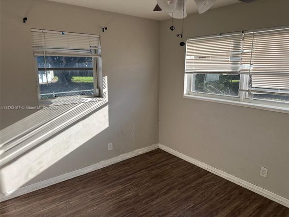 518 Crescent Dr, Lake Park FL 33403