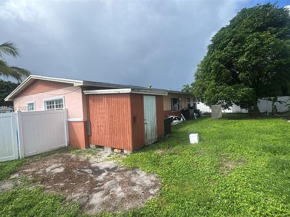 901 NW 199th St, Miami Gardens FL 33169