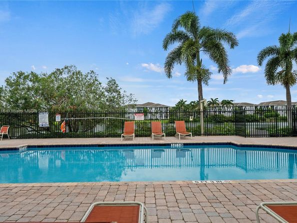 604 SW 107th Ave 706, Pembroke Pines FL 33025