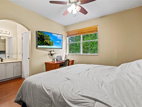 604 SW 107th Ave 706, Pembroke Pines FL 33025