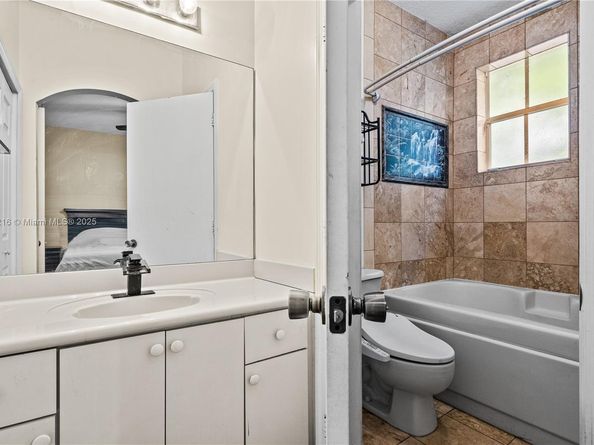 604 SW 107th Ave 706, Pembroke Pines FL 33025