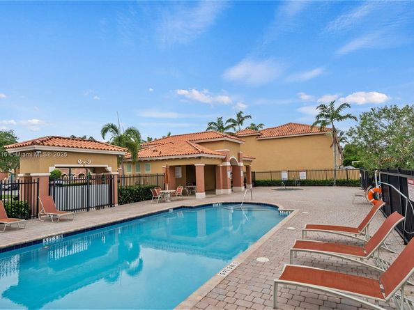604 SW 107th Ave 706, Pembroke Pines FL 33025