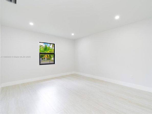 550 NW 143rd St, North Miami FL 33168