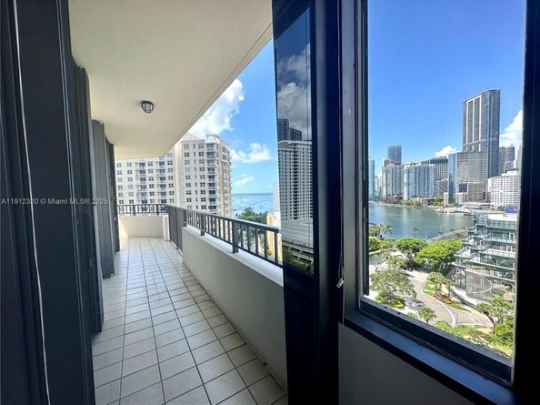 520 Brickell Key Dr A1615, Miami FL 33131