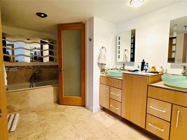 520 Brickell Key Dr A1615, Miami FL 33131