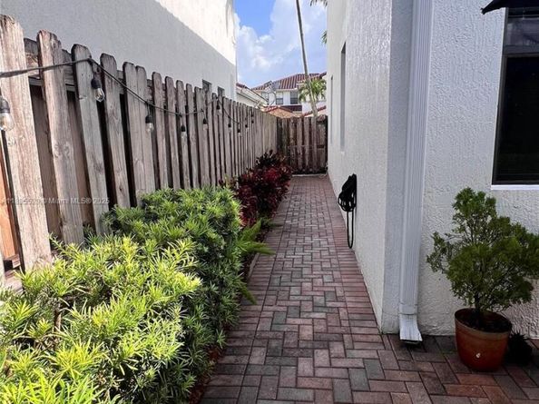 9866 NW 10th St, Miami FL 33172