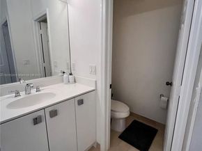 9866 NW 10th St, Miami FL 33172