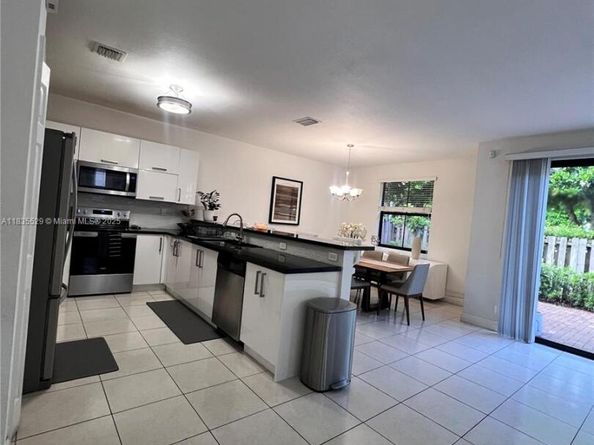 9866 NW 10th St, Miami FL 33172