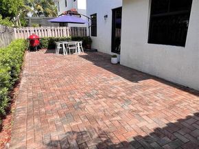 9866 NW 10th St, Miami FL 33172