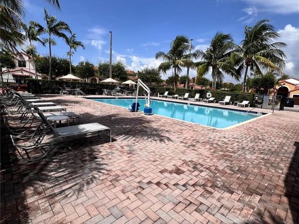 9866 NW 10th St, Miami FL 33172