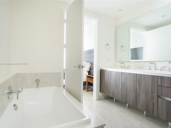 488 NE 18th St 2210, Miami FL 33132