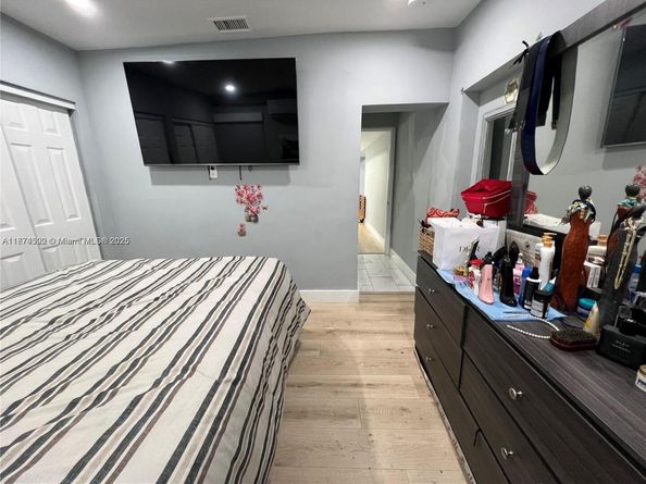 860 NW 18th Pl, Miami FL 33125