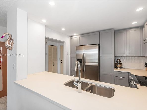 401 NE 14th Ave 705, Hallandale Beach FL 33009