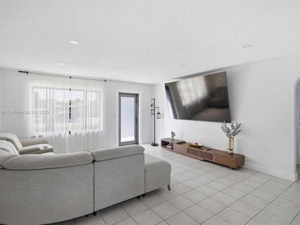 7511 Taylor St, Hollywood FL 33024