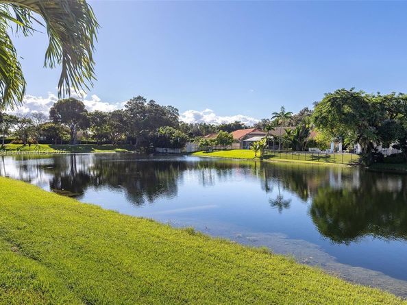 13950 Oak Ridge Dr, Davie FL 33325