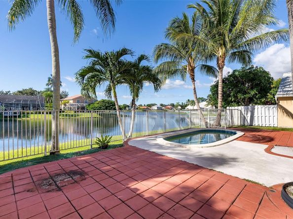 13950 Oak Ridge Dr, Davie FL 33325