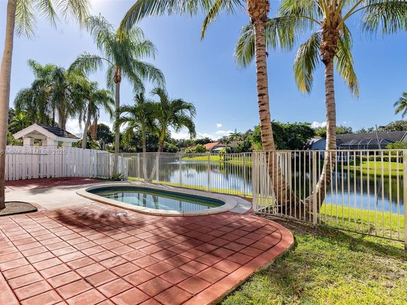 13950 Oak Ridge Dr, Davie FL 33325
