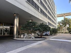 92 SW 3rd St 1105, Miami FL 33130