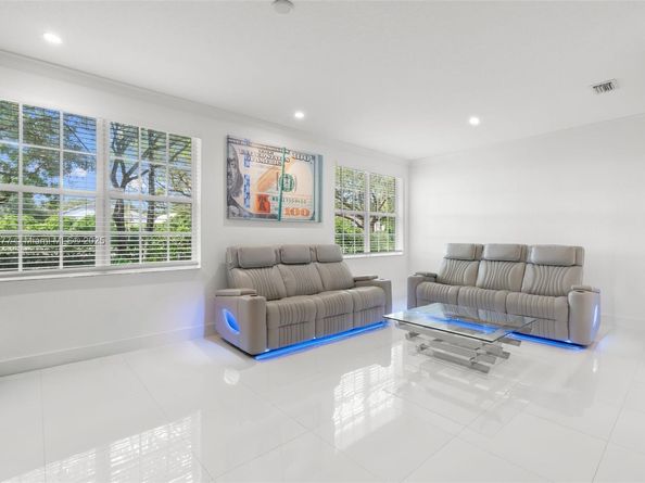 10548 NW 56th Dr, Coral Springs FL 33076