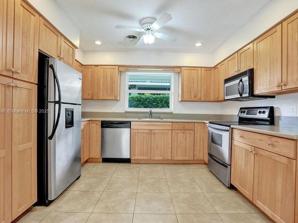 1221 Singer Dr, Singer Island FL 33404
