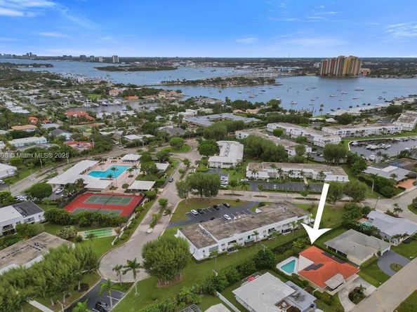 1221 Singer Dr, Singer Island FL 33404