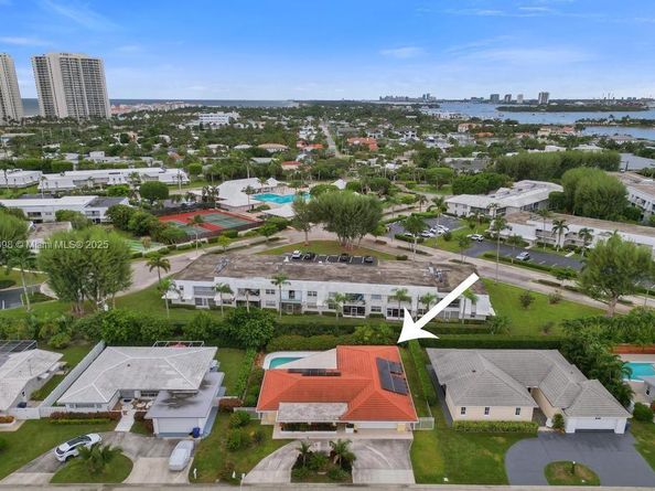 1221 Singer Dr, Singer Island FL 33404