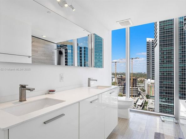 1300 Brickell Bay Dr 2402, Miami FL 33131
