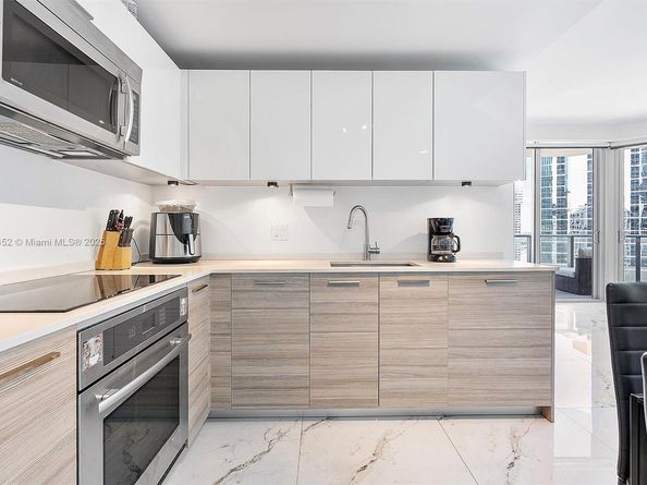 1300 Brickell Bay Dr 2402, Miami FL 33131