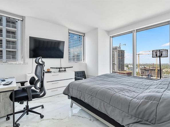 1300 Brickell Bay Dr 2402, Miami FL 33131