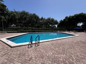3101 N Country Club Dr 102, Aventura FL 33180