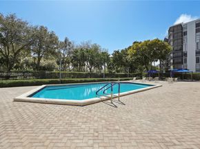 3101 N Country Club Dr 102, Aventura FL 33180