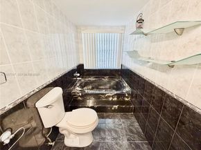 2203 NE 7th St 14, Hallandale Beach FL 33009