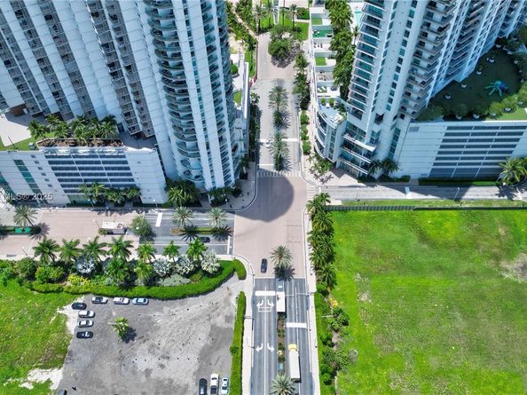 90 SW 3rd St PH10, Miami FL 33130
