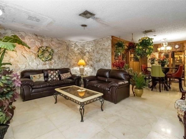 10255 SW 46th St, Miami FL 33165