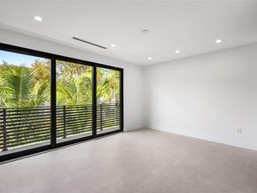 569 NW 44th St, Miami FL 33127