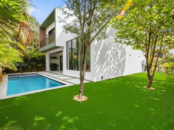 569 NW 44th St, Miami FL 33127