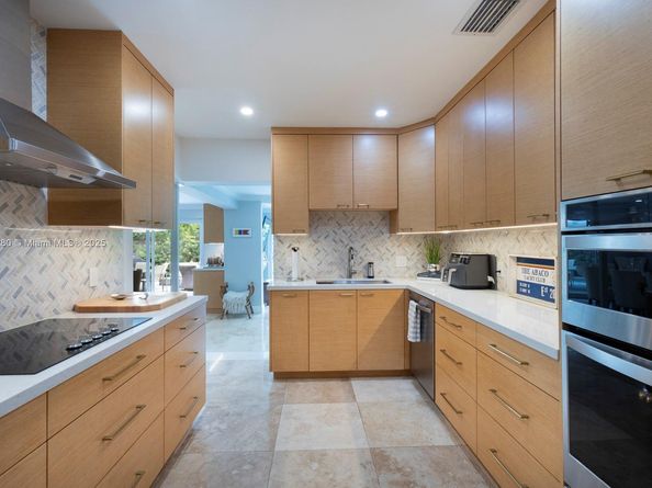 677 Hampton Ln, Key Biscayne FL 33149