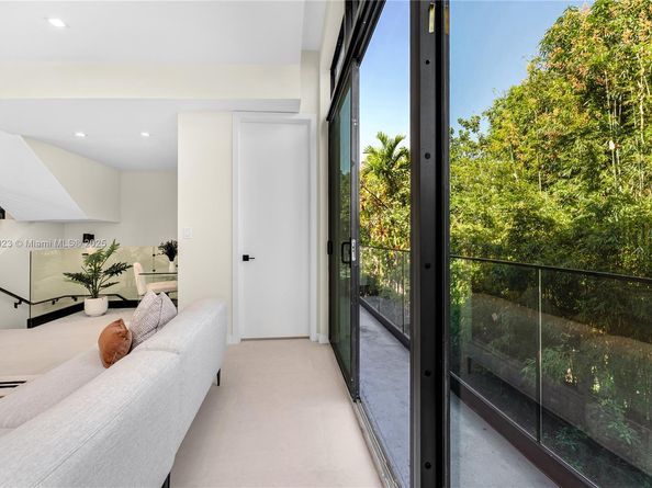 2501 SW 27 St 2, Miami FL 33133