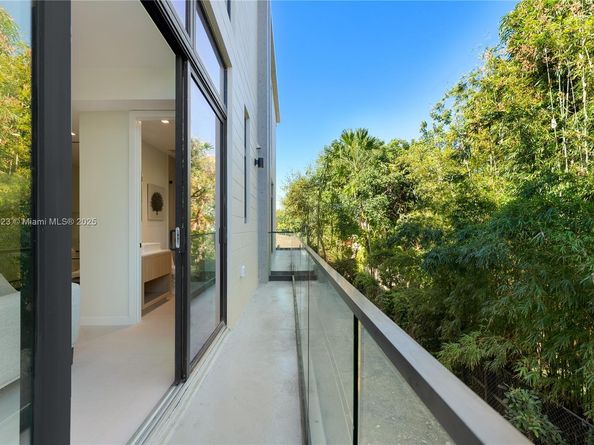 2501 SW 27 St 2, Miami FL 33133