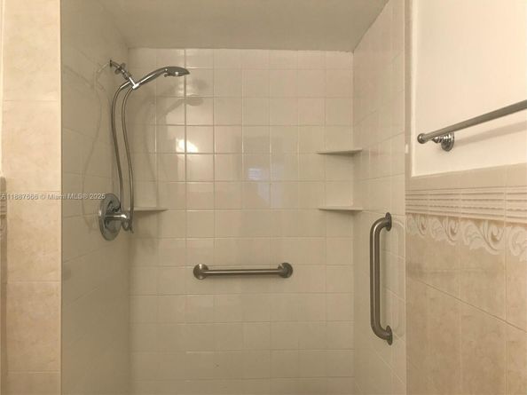 581 Blue Heron Dr 122B, Hallandale Beach FL 33009