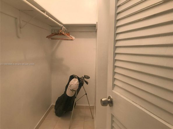 581 Blue Heron Dr 122B, Hallandale Beach FL 33009