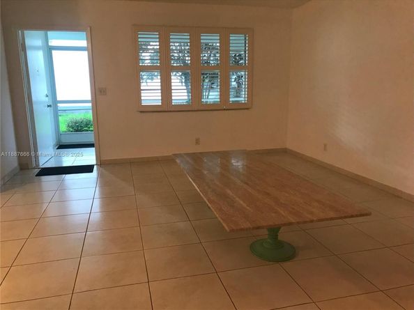 581 Blue Heron Dr 122B, Hallandale Beach FL 33009