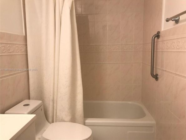 581 Blue Heron Dr 122B, Hallandale Beach FL 33009
