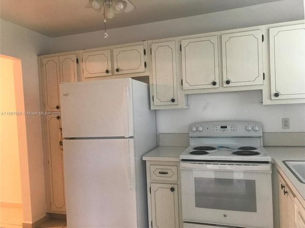 581 Blue Heron Dr 122B, Hallandale Beach FL 33009