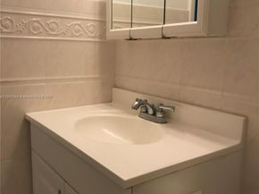581 Blue Heron Dr 122B, Hallandale Beach FL 33009