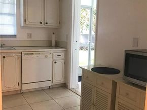 581 Blue Heron Dr 122B, Hallandale Beach FL 33009