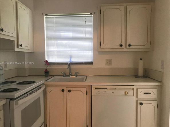 581 Blue Heron Dr 122B, Hallandale Beach FL 33009