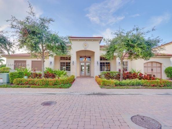 2086 Foxtail View Ct, West Palm Beach FL 33411